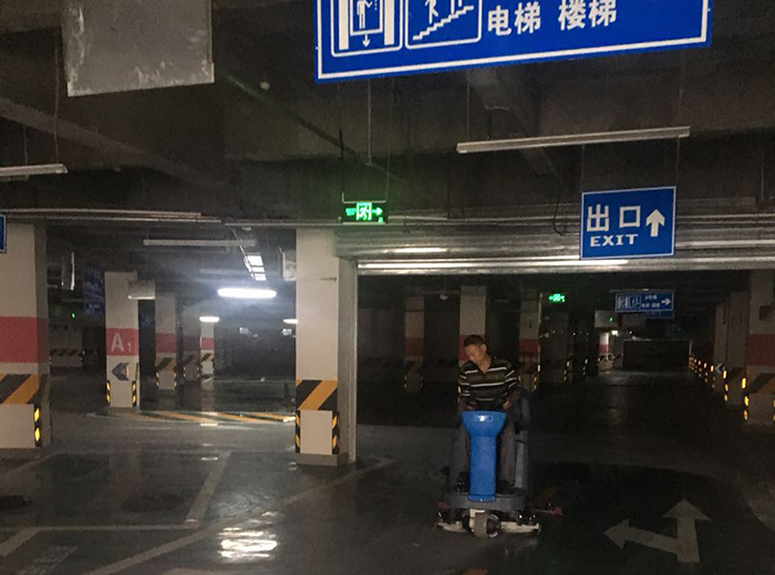驾驶式好色先生下载地址清洁停车场