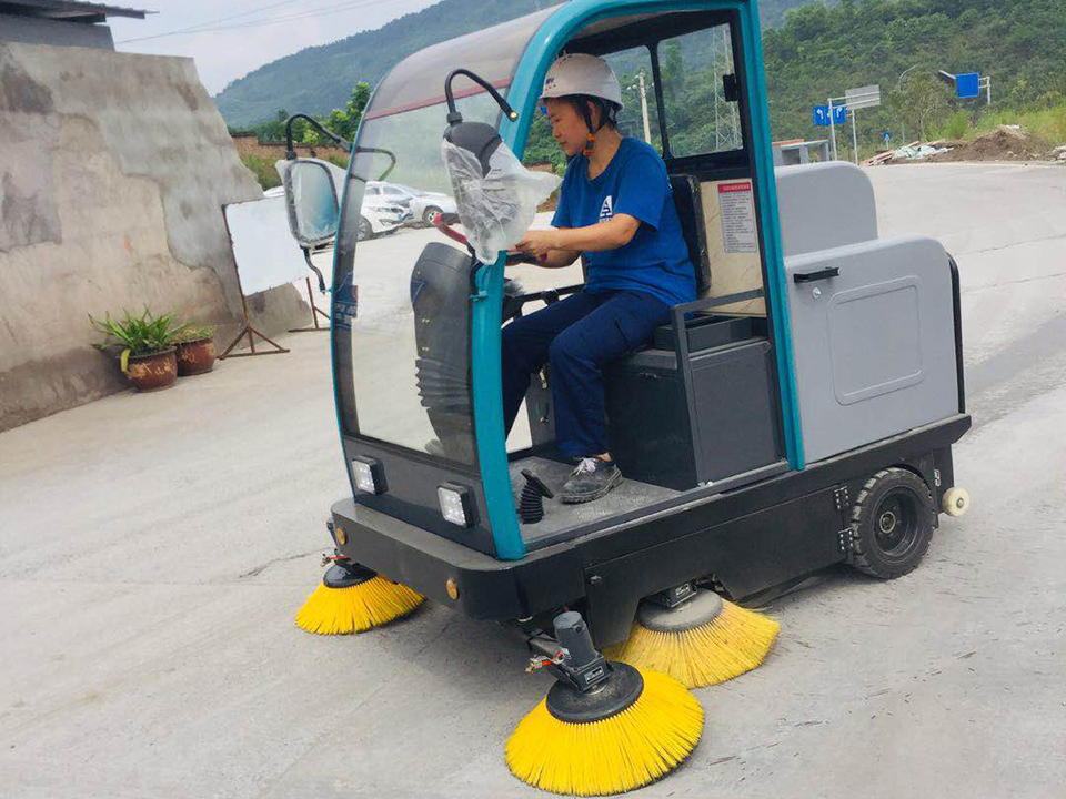 选择合适靠谱的扫地车厂家
