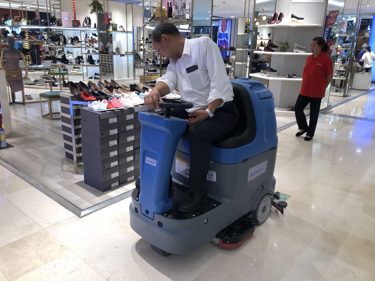 重庆好又多超市采购好色先生下载地址清洁地面 重庆好又多超市采购好色先生下载地址清洁地面